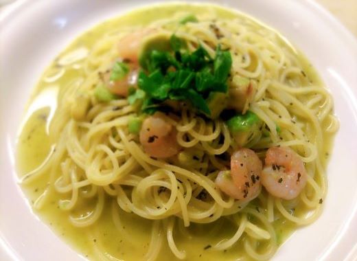 【香りも最高！】手作り塩ソース×KURAのジェノバオイルで作る「生バジル香る、剥きエビとアボカドのジェノベーゼ」