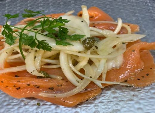 手作りドレッシング×KURAのジェノバオイルで作る「スモークサーモンとオニオンのマリネ」