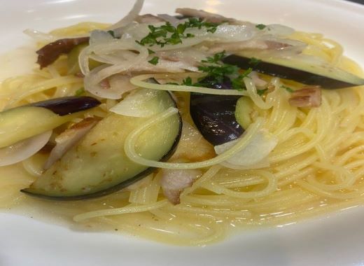 【ランチにぴったり！】手作り塩ソースで作る「ナスとベーコンの塩パスタ」